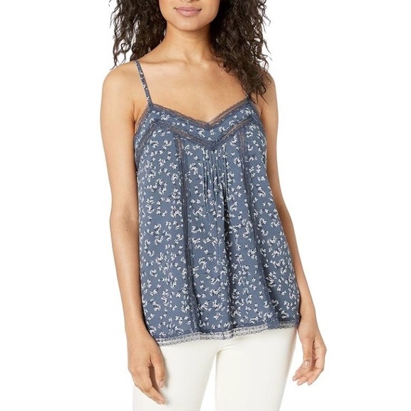 1. State Tops - NWOT 1.STATE Afternoon Bouquet
Lace Inset Camisole-Midnight Sky